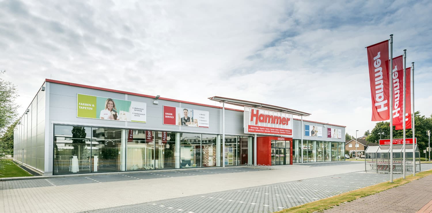 Gebäude Hammer Rheine mit Flaggen